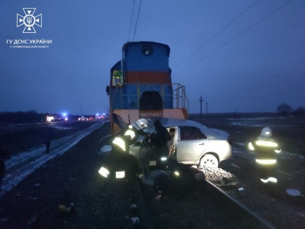 На Кіровоградщині автівка потрапила під потяг, двоє людей отримали травми. ФОТО