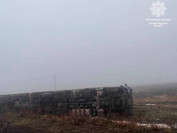 ДТП неподалік Кропивницького: у кювет перекинулася вантажівка. ФОТО