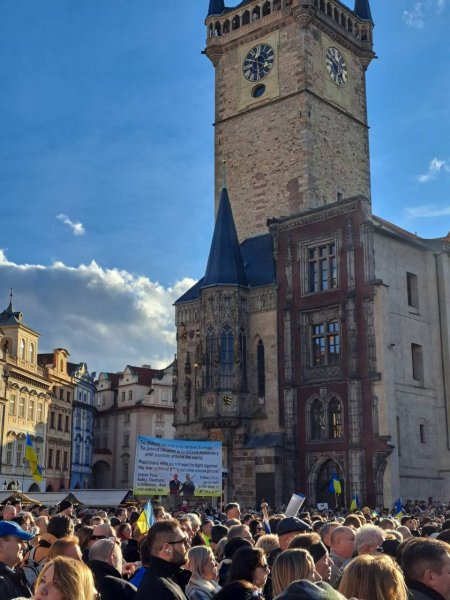 У столиці Чехії тисячі людей прийшли на мітинг підтримати Україну

