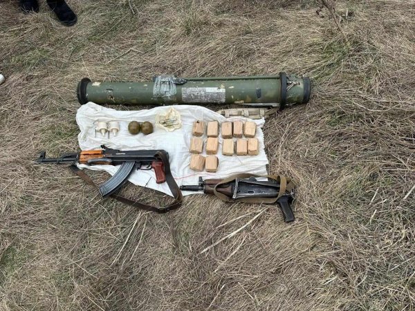 Військовослужбовець хотів продати гранати та автомати за 2,6 тисяч доларів у Кропивницькому