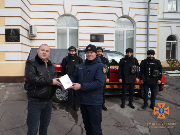 У Кропивницькому підприємець передав два квадрокоптери піротехнікам ДСНС. ФОТО