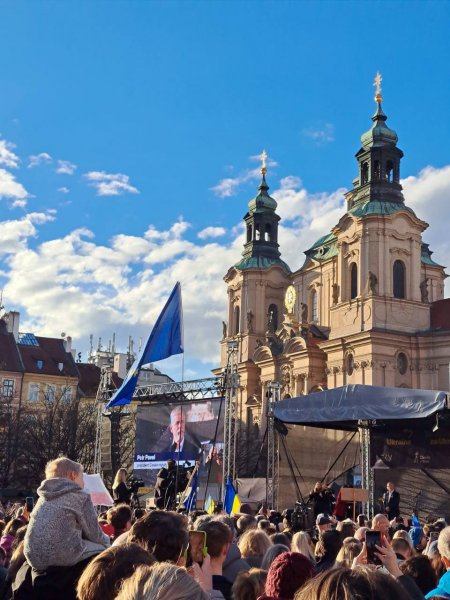 У столиці Чехії тисячі людей прийшли на мітинг підтримати Україну
