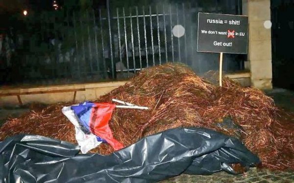 
У Польщі активісти висипали купу гною під будинком російського посла у Варшаві 