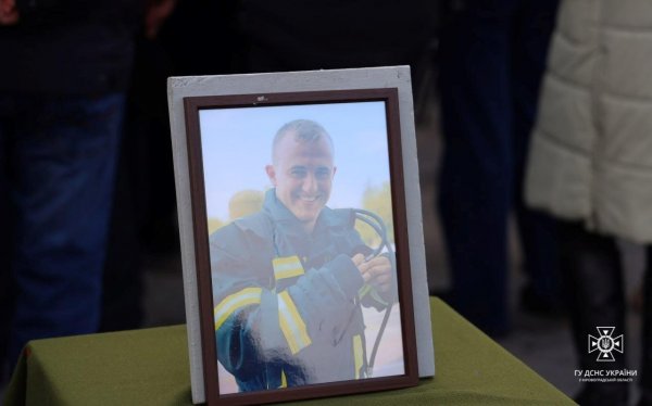 У Світловодську попрощалися з 29-річним рятувальником, який загинув під час гасіння пожежі (ФОТО)