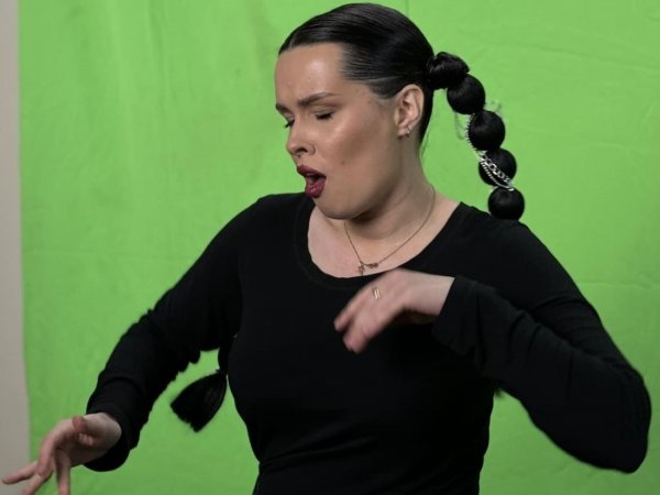 Кропивничанка, яка підкорила глядачів Нацвідбору Євробачення перекладом на жестову мову, розповіла, як довго цьому вчилася