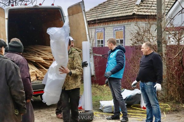 Жителі Світловодської гpомади, які постpаждали внаслідок pосійського обстpілу, отpимали гуманітаpну допомогу