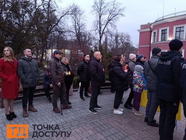 Роковини удару по драмтеатру в Маріуполі: у Кропивницькому вшанували пам'ять жертв трагедії (ФОТО)