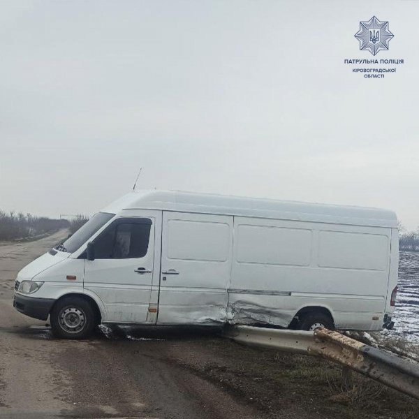 Неподалік Кропивницького зіткнулися Volkswagen та Mercedes-Benz Sprinter (ФОТО)