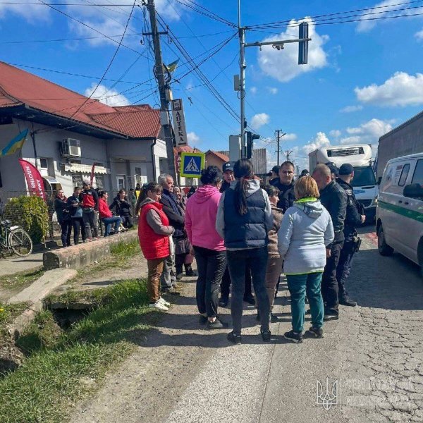 
На Закарпатті жінки перекривали трасу Київ-Чоп "через мобілізацію та проти ТЦК": фото, відео
