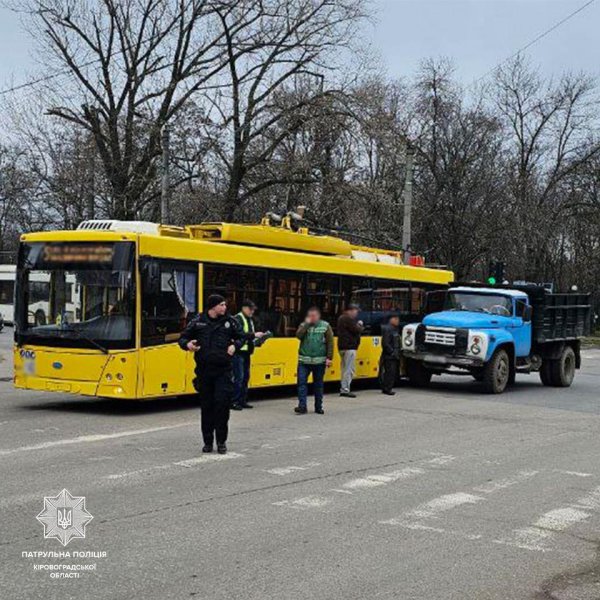 У Кропивницькому зіткнулися вантажівка та тролейбус (ФОТО)