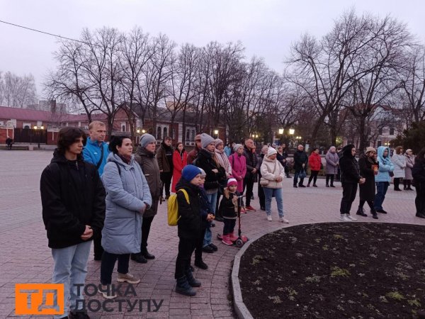 Роковини удару по драмтеатру в Маріуполі: у Кропивницькому вшанували пам'ять жертв трагедії (ФОТО)