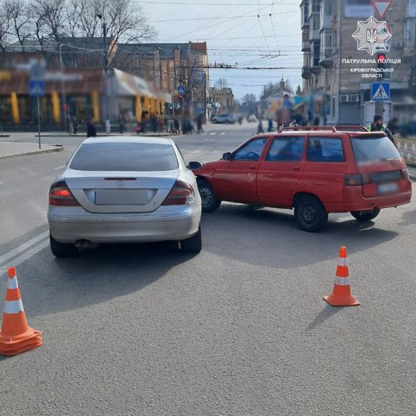 У центрі Кропивницького зіткнулися ВАЗ та Mercedes (ФОТО)