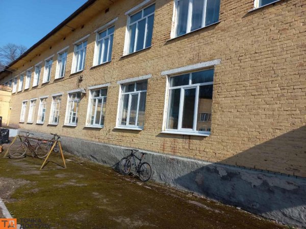 Школу, яка отримала пошкодження через російські обстріли, продовжують ремонтувати на Кіровоградщині (ФОТО)