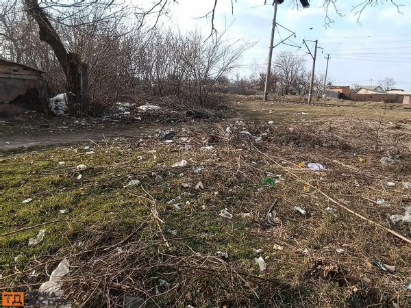 Стихійне сміттєзвалище утворилося у Кропивницькому поблизу залізничної колії: хто та коли прибиратиме (ФОТО)