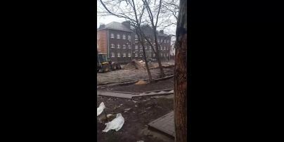 
"Філігранна" робота: у Маріуполі росіяни зіпсували дорогу в ході "ремонту" (відео)
