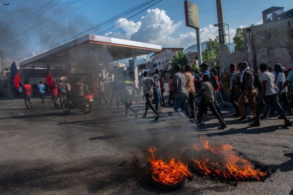 У столиці Гаїті знову посилилося насильство, банди штурмували Національний палац і підпалили будівлю МВС
