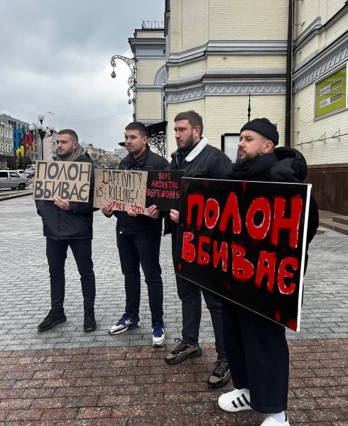 
MONATIK з дружиною та синами у центрі Києва взяв участь у мітингу на підтримку полонених військових
