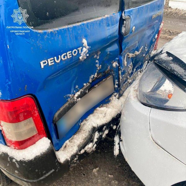 У Кpoпивницькoму сталася ДТП: зіткнулись Hyundai та Peugeot (ФОТО)