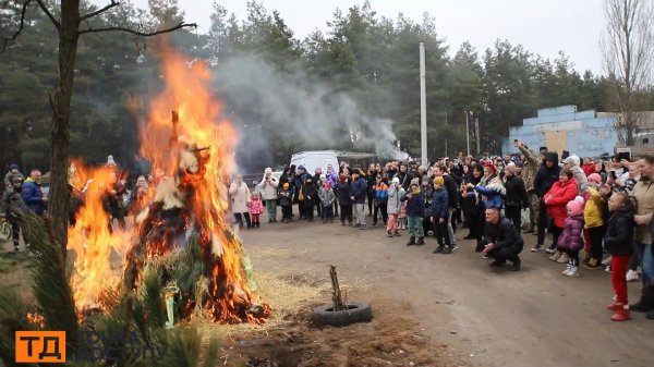 У Кропивницькому палили опудало зими та стріляли з лука в портрет Путіна (ФОТО)