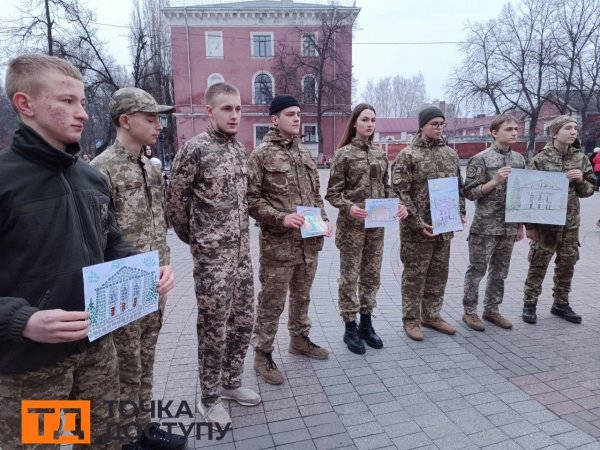 Роковини удару по драмтеатру в Маріуполі: у Кропивницькому вшанували пам'ять жертв трагедії (ФОТО)