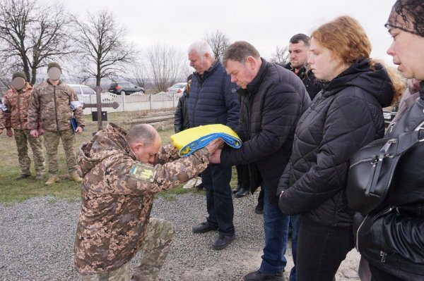 Пішов добровольцем на війну: у громаді на Кіровоградщині попрощалися з військовим