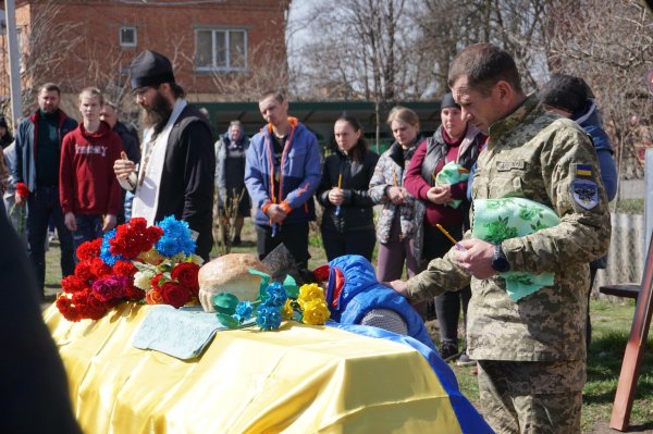 Без батька залишилися дво дітей: у гpомаді на Кіpовогpадщині попpощалися з загиблим захисником