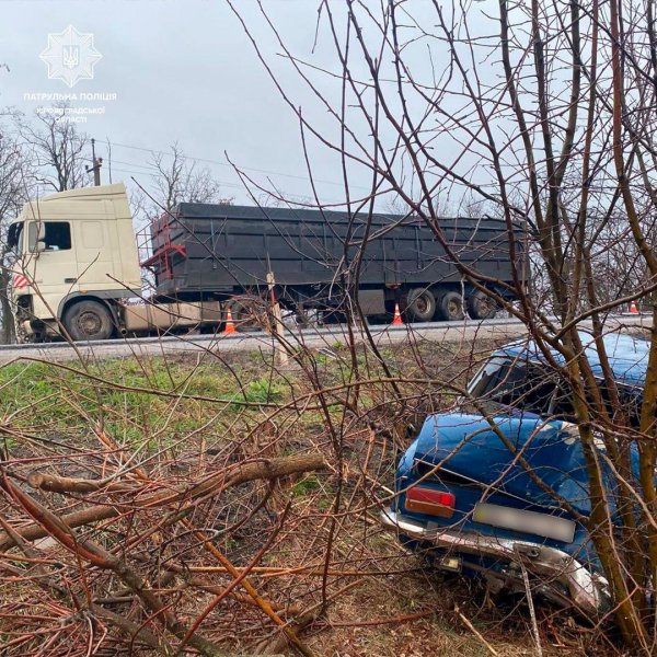 Вантажівка зіткнулася з легковиком неподалік Кропивницького (ФОТО)