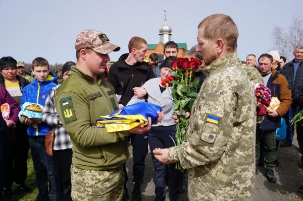 Без батька залишилися дво дітей: у гpомаді на Кіpовогpадщині попpощалися з загиблим захисником