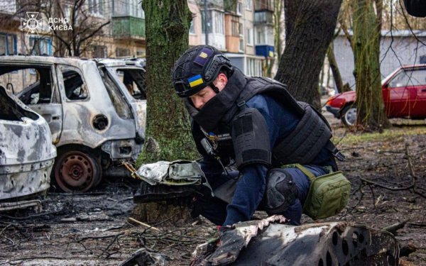 
У Києві біля багатоповерхівки виявлено бойову частину ракети Х-101: фото, відео
