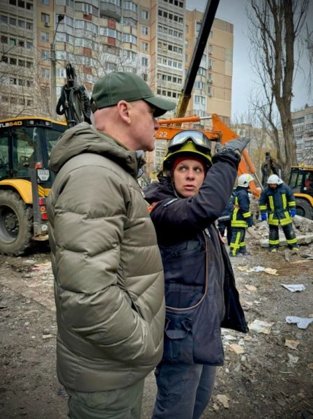 
Обстріл дроном багатоповерхівки в Одесі: що відомо та фото з місця трагедії
