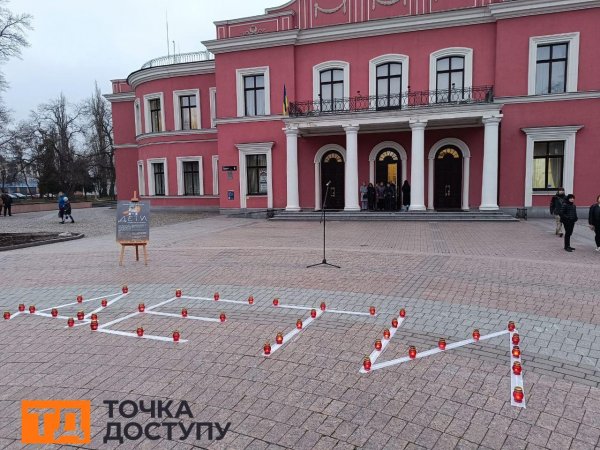 Роковини удару по драмтеатру в Маріуполі: у Кропивницькому вшанували пам'ять жертв трагедії (ФОТО)