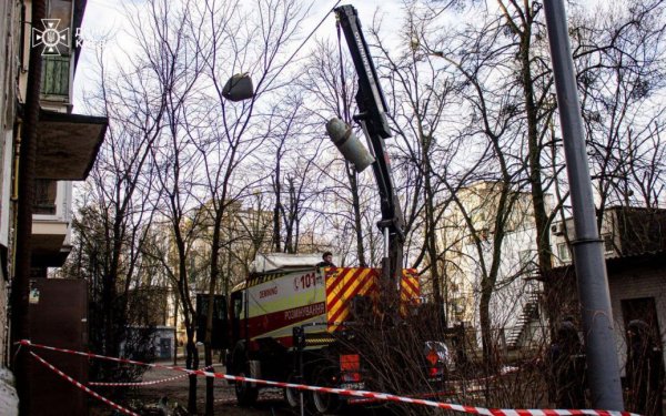 
У Києві біля багатоповерхівки виявлено бойову частину ракети Х-101: фото, відео
