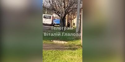 
В Мукачеві люди в камуфляжі спробували силоміць запхати чоловіка до авто (відео)
