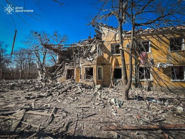 
Росіяни обстріляли житловий сектор на Донеччині, загинула жінка: у МВС показали наслідки
