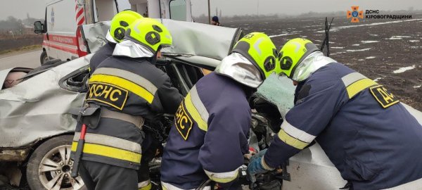 Загинули двоє людей: на Кіровоградщині сталася ДТП (ФОТО, ВІДЕО)