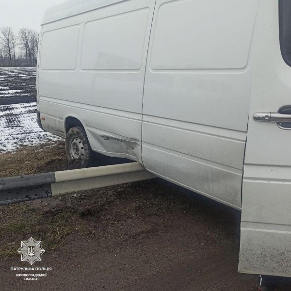 Неподалік Кропивницького зіткнулися Volkswagen та Mercedes-Benz Sprinter (ФОТО)