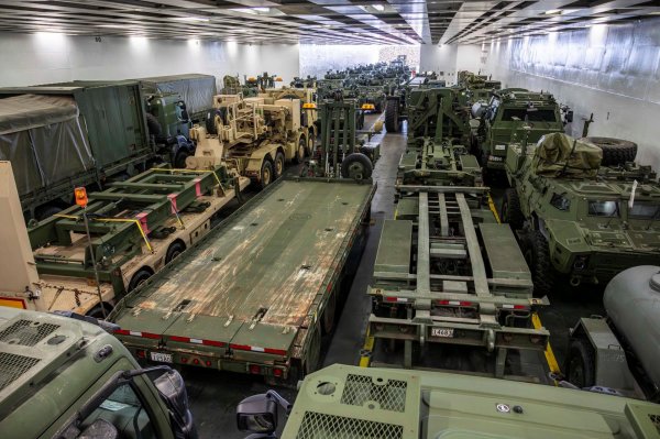 
Ближче до кордону з РФ. Канада перекинула півтори сотні одиниць військової техніки 