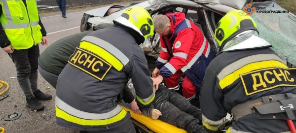 Загинули двоє людей: на Кіровоградщині сталася ДТП (ФОТО, ВІДЕО)