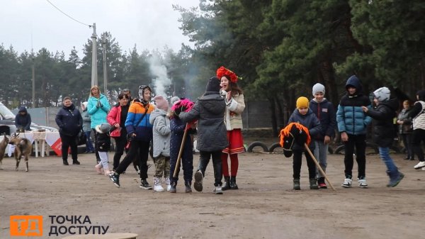 У Кропивницькому палили опудало зими та стріляли з лука в портрет Путіна (ФОТО)