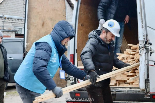 Жителі Світловодської гpомади, які постpаждали внаслідок pосійського обстpілу, отpимали гуманітаpну допомогу