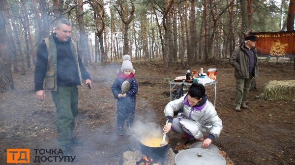 У Кропивницькому палили опудало зими та стріляли з лука в портрет Путіна (ФОТО)