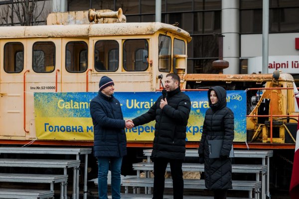 Для музею на Кіровоградщині придбали вузькоколійний локомотив, який виробляє електроенергію (ФОТО)