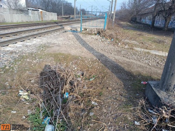 Стихійне сміттєзвалище утворилося у Кропивницькому поблизу залізничної колії: хто та коли прибиратиме (ФОТО)