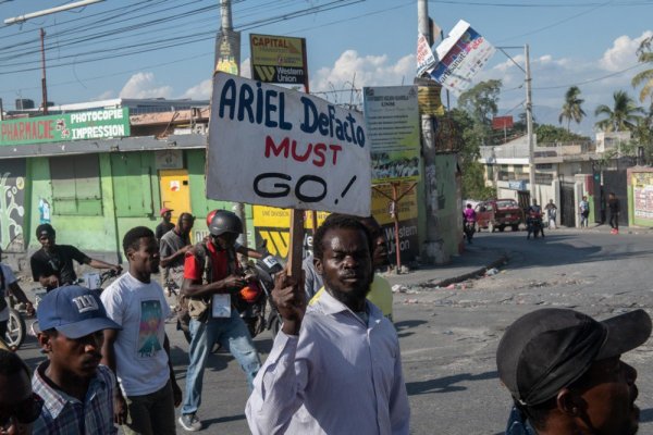 У столиці Гаїті знову посилилося насильство, банди штурмували Національний палац і підпалили будівлю МВС
