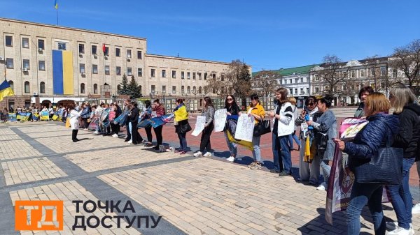 “Чекаємо”: у Кропивницькому відбулася акція на підтримку полонених та зниклих безвісти (ФОТО)