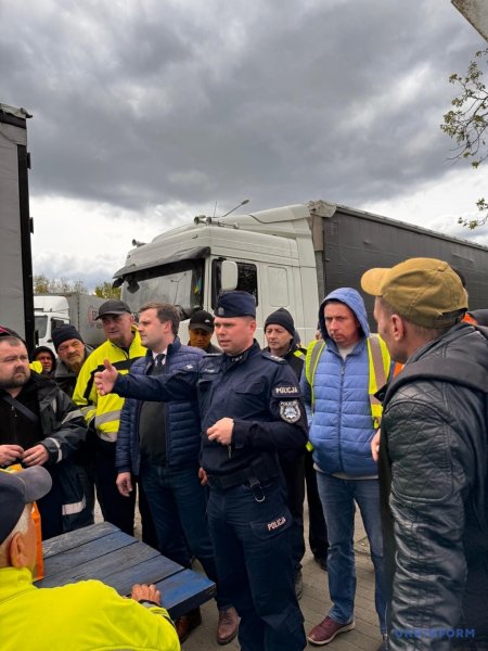 Поляки без перешкод пропускають гумдопомогу, автобуси й автівки - генконсул України