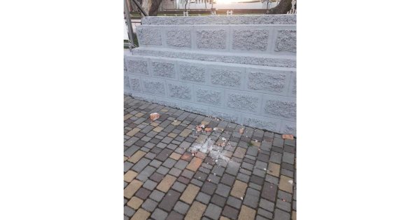 У громаді на Кіровоградщині невідомі розкидали побиту цеглу біля дошки пам’яті загиблих захисників (ФОТО)