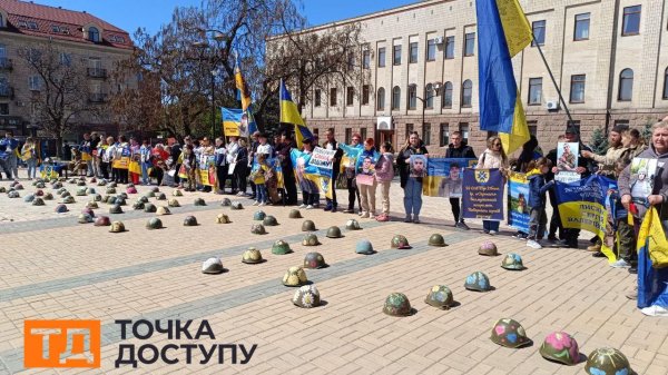 “Чекаємо”: у Кропивницькому відбулася акція на підтримку полонених та зниклих безвісти (ФОТО)