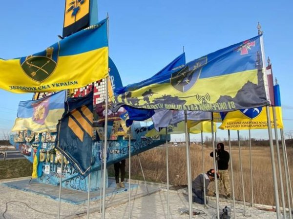 
На в'їзді до Донецької області волонтери "оновили" легендарну стелу — в Мережі відреагували (фото, відео)
