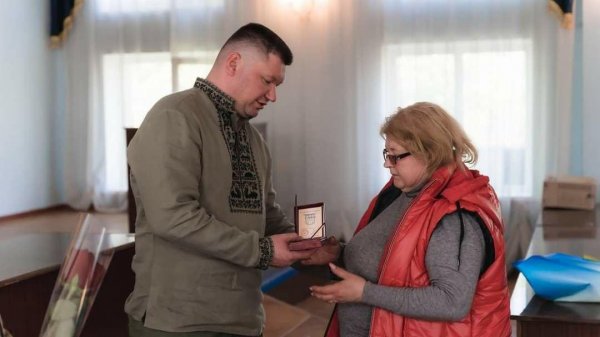 “За мужність”: на Кіровоградщині рідним загиблих захисників вручили відзнаки (ФОТО)